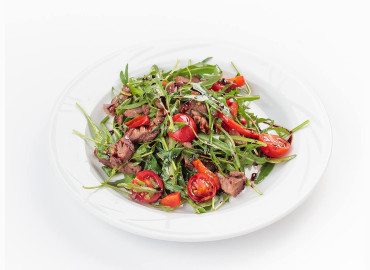 Теплый салат из говядины