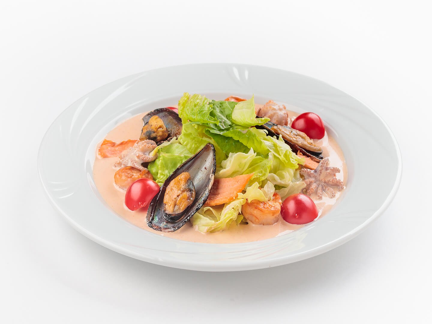 Теплый салат с морепродуктами и сливочны